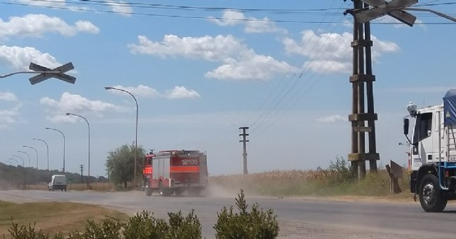 Bomberos Voluntarios de Rojas combaten incendio rural en zona de Guido Spano